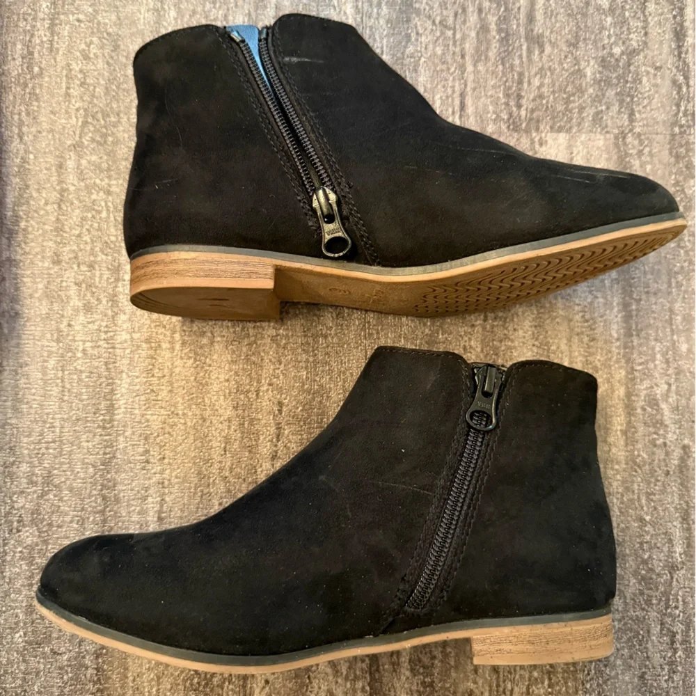 Cat and Jack black “Opal” zip up boots